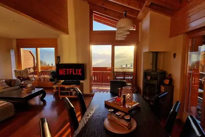 Image de Modern & cozy chalet apartment, close to hiking trails, ski lifts & city center!