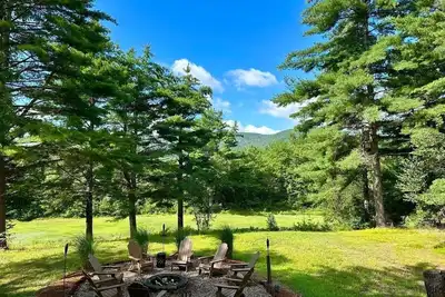 Image de Beautiful property w\/ Mountain View & privacy. Near trails, eateries & more!
