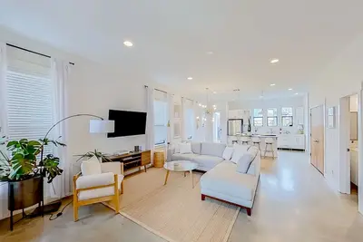 Image de Modern 2-story dog-friendly condo with quaint patio, central Ac & washer/dryer