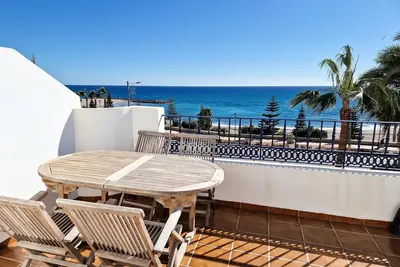 Image de Bel appartement en première ligne de mer avec de belles vues sur la mer