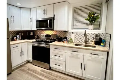 Image de Fully equipped two bedroom walkout apartments