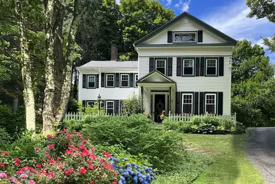 Image de Country getaway in 2 family home, huge yard & grounds, minutes from lakes & more