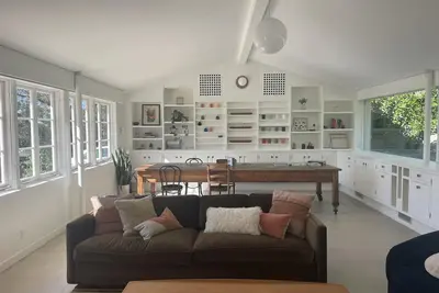 Image de 900-square foot studio in peaceful setting