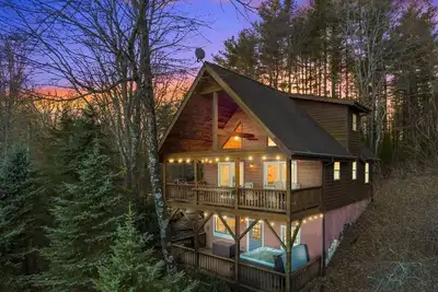 Image de 'Knotty By Nature' Cozy Cabin w\/ View and Hot Tub