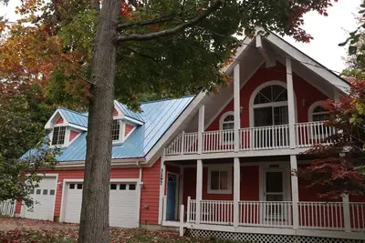 Image de Spacious getaway nestled between two beautiful lakes!