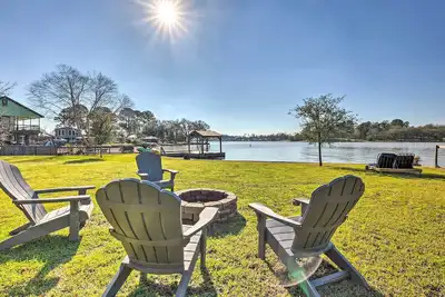 Image de Cozy, New-Build Cabin: Steps to Lake Conroe!