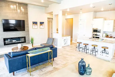 Image de Popular Model Home! ! Gorgeous Home-away-from Home - 7mi from Dwntn/Pet Friendly!