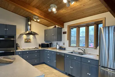 Image de Chalet on 20 acres with beautiful views from every room.