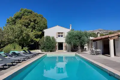 Image de Mas Lasa, grande piscine, terrain de tennis, jardin