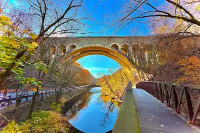 Image de Large luxurious home awaits. Sleep 16 adults for your next trip to Philly!