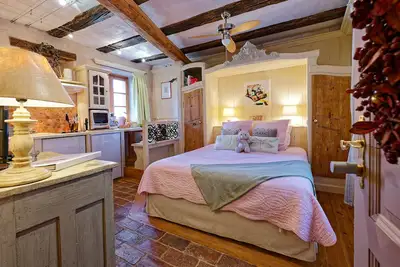 Image de Le Refuge du Lutin***, Studio Romantique pour 2 dans le rempart de Riquewihr