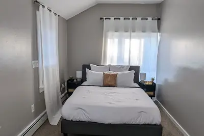 Image de Private, Spacious, Comfy 1 bedroom Entire Suite, Separate Entry & Onsite Parking