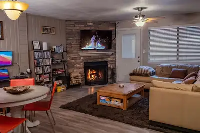Image de Ski In/Out - 1st floor - clean & cozy \"Cinema Condo\"