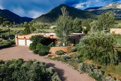 Image de Luxurious & Cozy Modern Adobe Home. Taos at it's finest. Welcome to Dos Alamos!
