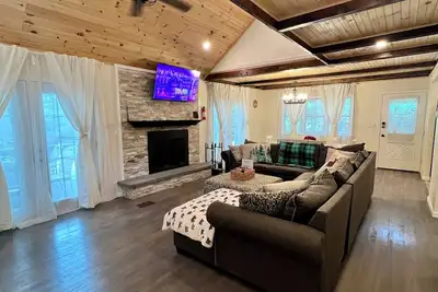Image de 7 minutes to the Lake/Beach! Spacious 4br Cabin with game room, fire pit & deck