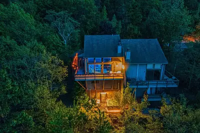 Image de 5 mins to Camelback! Mountain Top Family Getaway in Poconos! Hot Tub & Game Rm!