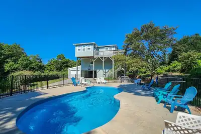 Image de Enjoy the comforts of home with convenient access to the ocean, sound and community playground!