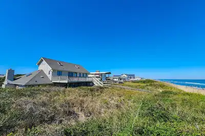 Image de This unique 5 Br Oceanfront home offers views up and down the Outer Banks coast!
