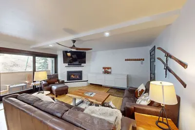 Image de Cozy ski retreat with pool, hot tub, sauna, balcony & mountain views