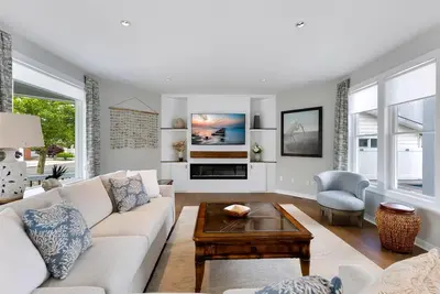Image de Gorgeous 5 Bedroom Home Only Steps Away from the Beach with a Pool!