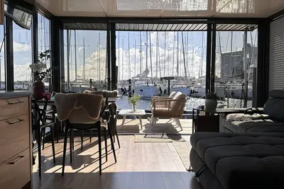 Image de Bateau \"Hausboot Mit Motorboot\" avec vue sur la mer, terrasse et Wi-Fi.