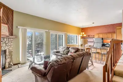 Image de Enchanting condo with amazing mountain views, fireplace & balcony