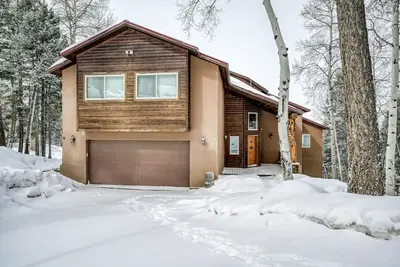 Image de Spacious dog-friendly home with great views, private sauna, deck, fireplace, W/D