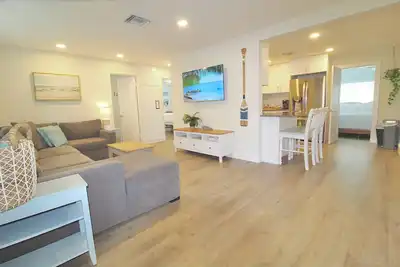Image de Walk to Downtown - Pet Friendly - Close to Beaches!
