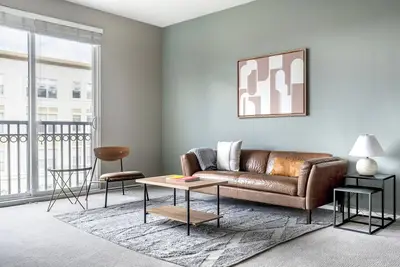 Image de Charming Santana Row 2br Townhouse w/ Pool, nr highways, by Blueground