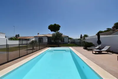 Image de Belle location de vacances confortable avec piscine privée à Chiclana de la Frontera, Andalousie, Espagne pour 10 personnes