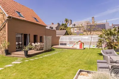 Image de Maison familiale avec piscine, terrasse, jardin et équipements complets à Pontorson