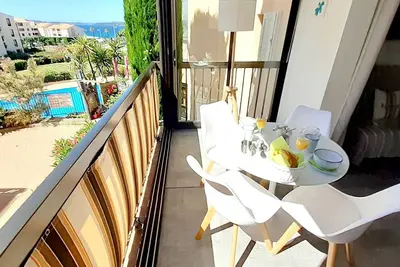 Image de T2 rénové avec piscine, parking privé et à 200m des plages