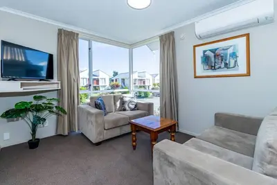 Image de Sunny Apartment | No Guest Fees