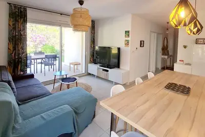 Image de T3 en rez-de-jardin avec Wi-Fi et Parking - Plages et commerces à 900m - Terrasse et Jardin privatif