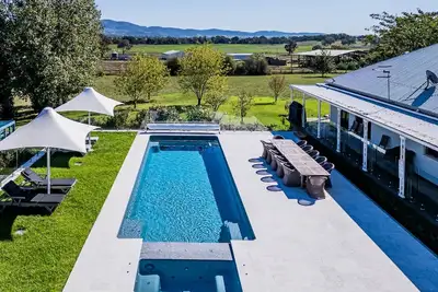 Image de Oaklands Estate -stylish, pet friendly home on 10 acres with pool, spa, firepit.