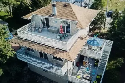 Image de Beaches, decks and fun in the sun! ! Sleeps 16+! Very Close to Lake Michigan!