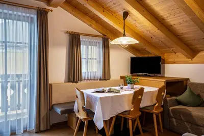 Image de Appartement \"Feldererhof Apt Almenblick\" avec vue sur les montagnes, jardin partagé et Wi-Fi.