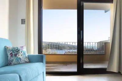 Image de Appartement \"La Finestra Sul Mare\" avec vue sur la mer et terrasse privée.