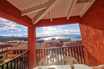 Image de Appartement de vacances \"Vue sur la mer\" avec balcon privé et climatisation.
