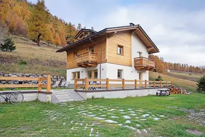 Image de Appartement \"Palipert Flowers House\" avec vue sur les montagnes, jardin partagé et Wi-Fi.