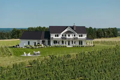 Image de Ann Riley Farmhouse - Vineyard by Traverse City