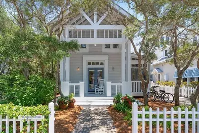 Image de Designer Home in Seaside, Fl, 6 Houses to Beach, + 2 Adult Bikes!