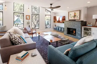 Image de Stylish, Midcentury, Spacious and Bright, Private Hot Tub, Red Rock Views