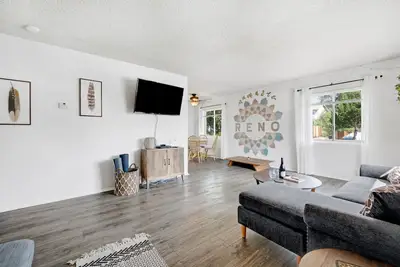 Image de Zen Den, peaceful and bright 2br by Midtown!