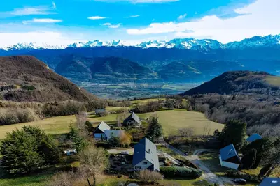 Image de Maison en moyenne montagne avec vue merveilleuse sur les Alpes