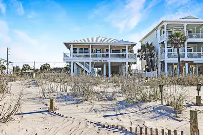 Image de Above The Sand: Charming Beachfront Cottage in Mb – Sleeps 6