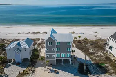 Image de Gin and Tonic: 6 Br Beachfront Home- Priv. Pool, Sleeps 20, Pet Friendly!