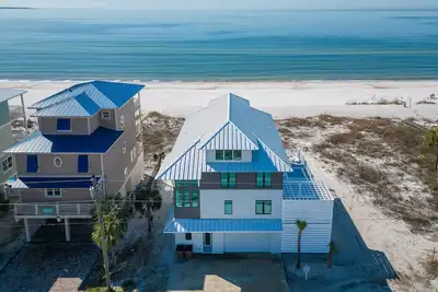 Image de Whit's End: Luxury Beachfront Home with an Elevated Pool! Pet Friendly!