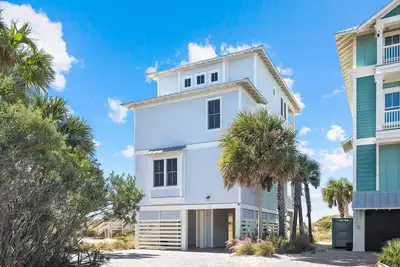 Image de Sea Section: Beachfront North Cape Home- Sleeps 10, Pet Friendly, In Ovation!