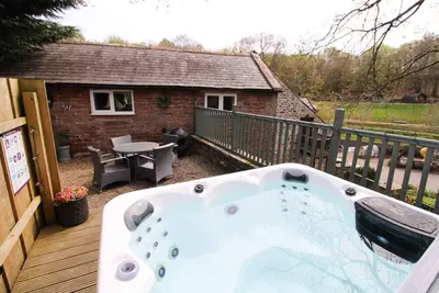 Image de Cottage with private hot tub overlooking fishing lake sleeping 4
